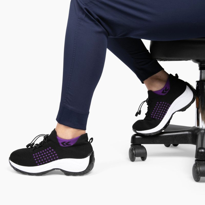 Sitting on seat #kleur_zwart-paars
